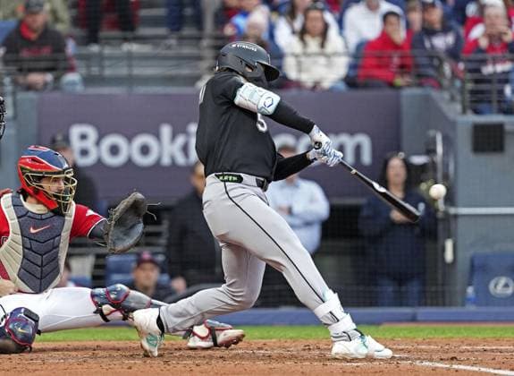 Baseball: Division Series between White Sox and Guardians Munetaka Murakami of the Chicago White Sox hits a single in the fourth inning of Game 2 of the American League Division Series against the Cleveland Guardians at Progressive Field in Cleveland, Ohio, on Oct. 5, 2026.  A14AA0005630238P