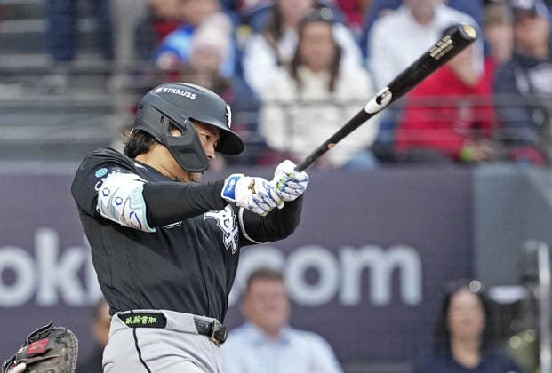 Baseball: Division Series between White Sox and Guardians Munetaka Murakami of the Chicago White Sox hits a single in the fourth inning of Game 2 of the American League Division Series against the Cleveland Guardians at Progressive Field in Cleveland, Ohio, on Oct. 5, 2026.  A14AA0005630239P