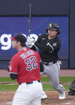 Baseball: Division Series between White Sox and Guardians Munetaka Murakami of the Chicago White Sox hits a single in the fourth inning of Game 2 of the American League Division Series against the Cleveland Guardians at Progressive Field in Cleveland, Ohio, on Oct. 5, 2026.  A14AA0005630246P