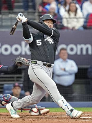 Baseball: Division Series between White Sox and Guardians Munetaka Murakami of the Chicago White Sox hits a single in the fourth inning of Game 2 of the American League Division Series against the Cleveland Guardians at Progressive Field in Cleveland, Ohio, on Oct. 5, 2026.  A14AA0005630247P