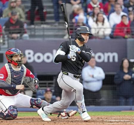 Baseball: Division Series between White Sox and Guardians Munetaka Murakami of the Chicago White Sox hits a single in the fourth inning of Game 2 of the American League Division Series against the Cleveland Guardians at Progressive Field in Cleveland, Ohio, on Oct. 5, 2026.  A14AA0005630250P
