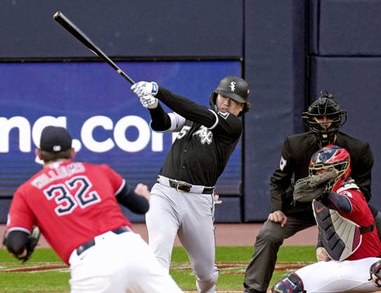Baseball: Division Series between White Sox and Guardians Munetaka Murakami of the Chicago White Sox hits a single in the fourth inning of Game 2 of the American League Division Series against the Cleveland Guardians at Progressive Field in Cleveland, Ohio, on Oct. 5, 2026.  A14AA0005630251P