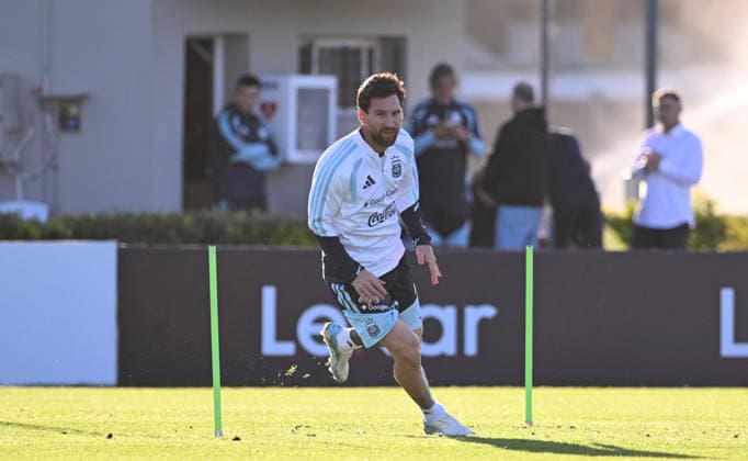 BUENOS AIRES, ARGENTINA - OCTOBER 5: Lionel Messi of Argentina national team, Nationalteam smile at Training Camp on October 5, 2026 in Buenos Aires, Argentina. Argentina will face Benin tomorrow in an International Friendly, Länderspiel, Nationalmannschaft match at the Estadio Monumental, marking Messi s final farewell appearance for the national team. Photo by SFSI Lionel Messi of Argentina national team last training Copyright: xx