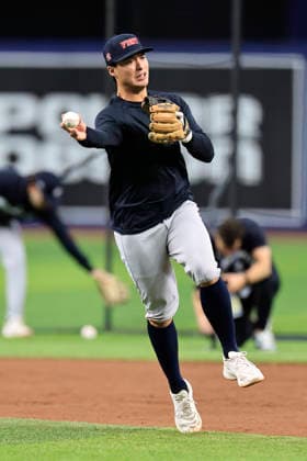 October 5, 2026, St. Petersburg, Florida, USA: New York Yankees shortstop Anthony Volpe (11) throws a ball to first base during pregame warmups prior to game two of the ALDS for the 2026 MLB, Baseball Herren, USA Playoffs against the Tampa Bay Rays on October 5, 2026 at Tropicana Field. The Rays beat the Yankees 5-2. MLB 2026: ALDS Game 2 Tampa Bay Rays 5 : 2 New York Yankees  - ZUMAh180 20261005_zsp_h180_002 Copyright: xKimxHukarix