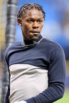 October 5, 2026, St. Petersburg, Florida, USA: New York Yankees second baseman Jazz Chisholm Jr. (13) watches batting practice during pregame warmups prior to game two of the ALDS for the 2026 MLB, Baseball Herren, USA Playoffs against the Tampa Bay Rays on October 5, 2026 at Tropicana Field. The Rays beat the Yankees 5-2. St. Petersburg USA - ZUMAh180 20261005_zsp_h180_008 Copyright: xKimxHukarix