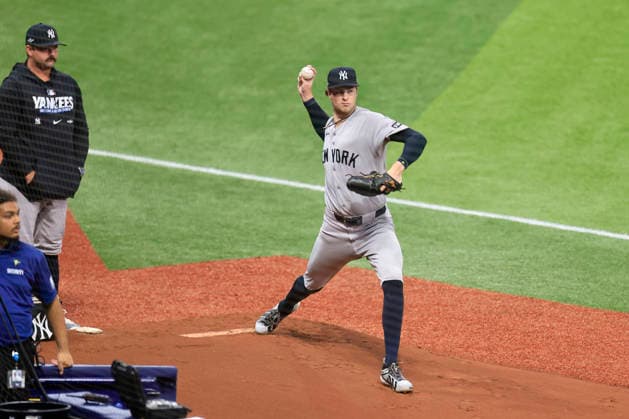 October 5, 2026, St. Petersburg, Florida, USA: New York Yankees starting pitcher Cam Schlittler (31) warms up in the bull pen prior to game two of the ALDS for the 2026 MLB, Baseball Herren, USA Playoffs against the Tampa Bay Rays on October 5, 2026 at Tropicana Field. The Rays beat the Yankees 5-2. St. Petersburg USA - ZUMAh180 20261005_zsp_h180_021 Copyright: xKimxHukarix