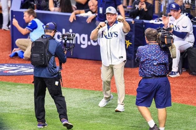 October 5, 2026, St. Petersburg, Florida, USA: Former Tampa Bay Buccaneers coach Jon Gruden rallies up the crowd prior to game two of the ALDS for the 2026 MLB, Baseball Herren, USA Playoffs between the Tampa Bay Rays and the New York Yankees on October 5, 2026 at Tropicana Field. The Rays beat the Yankees 5-2. St. Petersburg USA - ZUMAh180 20261005_zsp_h180_022 Copyright: xKimxHukarix