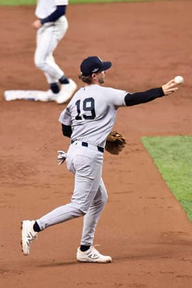 October 5, 2026, St. Petersburg, Florida, USA: New York Yankees third baseman Ryan McMahon (19) throws out Tampa Bay Rays second baseman Richie Palacios (1) at first base during game two of the ALDS for the 2026 MLB, Baseball Herren, USA Playoffs on October 5, 2026 at Tropicana Field. The Rays beat the Yankees 5-2. St. Petersburg USA - ZUMAh180 20261005_zsp_h180_024 Copyright: xKimxHukarix