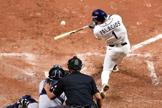 October 5, 2026, St. Petersburg, Florida, USA: Tampa Bay Rays second baseman Richie Palacios (1) singles to center field during game two of the ALDS for the 2026 MLB, Baseball Herren, USA Playoffs against the New York Yankees on October 5, 2026 at Tropicana Field. The Rays beat the Yankees 5-2. MLB 2026: ALDS Game 2 Tampa Bay Rays 5 : 2 New York Yankees  - ZUMAh180 20261005_zsp_h180_036 Copyright: xKimxHukarix