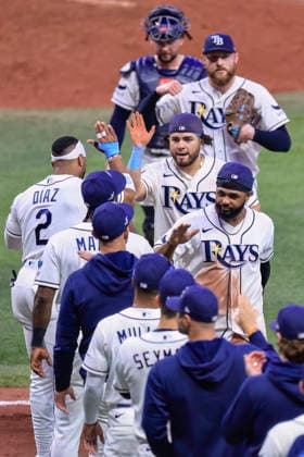 October 5, 2026, St. Petersburg, Florida, USA: Handshakes for the winners as the Tampa Bay Rays players give high fives to celebrate the win after game two of the ALDS for the 2026 MLB, Baseball Herren, USA Playoffs against the New York Yankees on October 5, 2026 at Tropicana Field. The Rays beat the Yankees 5-2. MLB 2026: ALDS Game 2 Tampa Bay Rays 5 : 2 New York Yankees  - ZUMAh180 20261005_zsp_h180_053 Copyright: xKimxHukarix