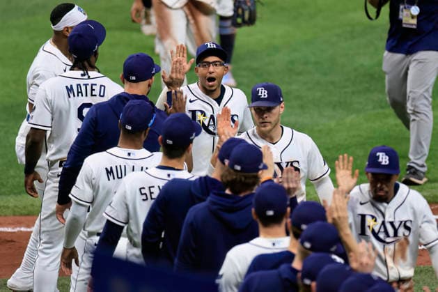 October 5, 2026, St. Petersburg, Florida, USA: Handshakes for the winners as the Tampa Bay Rays players give high fives to celebrate the win after game two of the ALDS for the 2026 MLB, Baseball Herren, USA Playoffs against the New York Yankees on October 5, 2026 at Tropicana Field. The Rays beat the Yankees 5-2. St. Petersburg USA - ZUMAh180 20261005_zsp_h180_040 Copyright: xKimxHukarix