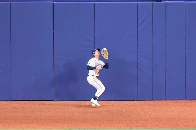 October 5, 2026, St. Petersburg, Florida, USA: Tampa Bay Rays right fielder Jonny DeLuca (21) catches a fly ball off the bat of New York Yankees left fielder Cody Bellinger (35) during game two of the ALDS for the 2026 MLB, Baseball Herren, USA Playoffs on October 5, 2026 at Tropicana Field. The Rays beat the Yankees 5-2. MLB 2026: ALDS Game 2 Tampa Bay Rays 5 : 2 New York Yankees  - ZUMAh180 20261005_zsp_h180_062 Copyright: xKimxHukarix