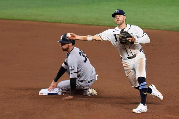 October 5, 2026, St. Petersburg, Florida, USA: Tampa Bay Rays shortstop Taylor Walls (6) gets the out on New York Yankees left fielder Cody Bellinger (35) at second and throws to first base during game two of the ALDS for the 2026 MLB, Baseball Herren, USA Playoffs on October 5, 2026 at Tropicana Field. The Rays beat the Yankees 5-2. MLB 2026: ALDS Game 2 Tampa Bay Rays 5 : 2 New York Yankees  - ZUMAh180 20261005_zsp_h180_066 Copyright: xKimxHukarix