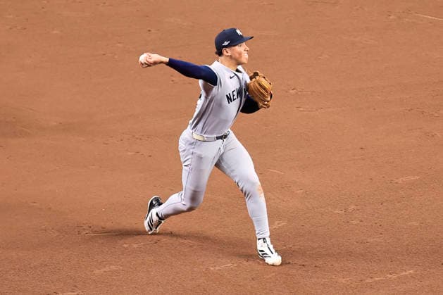 October 5, 2026, St. Petersburg, Florida, USA: New York Yankees shortstop George Lombard Jr. (96) fields a ball off the bat of Tampa Bay Rays right fielder Jonny DeLuca (21) and makes an error throwing to first base during game two of the ALDS for the 2026 MLB, Baseball Herren, USA Playoffs on October 5, 2026 at Tropicana Field. The Rays beat the Yankees 5-2. St. Petersburg USA - ZUMAh180 20261005_zsp_h180_049 Copyright: xKimxHukarix