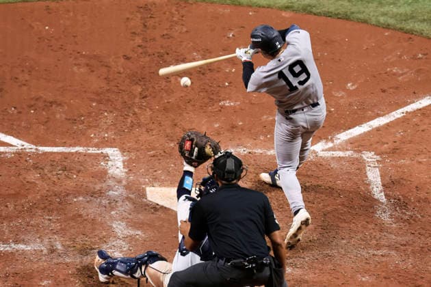 October 5, 2026, St. Petersburg, Florida, USA: New York Yankees third baseman Ryan McMahon (19) fouls off a pitch during game two of the ALDS for the 2026 MLB, Baseball Herren, USA Playoffs against the Tampa Bay Rays on October 5, 2026 at Tropicana Field. The Rays beat the Yankees 5-2. MLB 2026: ALDS Game 2 Tampa Bay Rays 5 : 2 New York Yankees  - ZUMAh180 20261005_zsp_h180_075 Copyright: xKimxHukarix