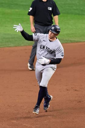 October 5, 2026, St. Petersburg, Florida, USA: New York Yankees designated hitter Ben Rice (22) hits his second home run to right field during game two of the ALDS for the 2026 MLB, Baseball Herren, USA Playoffs against the Tampa Bay Rays on October 5, 2026 at Tropicana Field. The Rays beat the Yankees 5-2. MLB 2026: ALDS Game 2 Tampa Bay Rays 5 : 2 New York Yankees  - ZUMAh180 20261005_zsp_h180_078 Copyright: xKimxHukarix