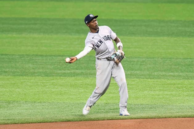 October 5, 2026, St. Petersburg, Florida, USA: New York Yankees second baseman Jazz Chisholm Jr. (13) throws out Tampa Bay Rays shortstop Taylor Walls (6) at first base during game two of the ALDS for the 2026 MLB, Baseball Herren, USA Playoffs on October 5, 2026 at Tropicana Field. The Rays beat the Yankees 5-2. MLB 2026: ALDS Game 2 Tampa Bay Rays 5 : 2 New York Yankees  - ZUMAh180 20261005_zsp_h180_079 Copyright: xKimxHukarix