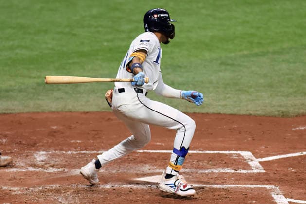 October 5, 2026, St. Petersburg, Florida, USA: Tampa Bay Rays left fielder Chandler Simpson (14) singles to left field and moves third baseman Junior Caminero (13) to second base during game two of the ALDS for the 2026 MLB, Baseball Herren, USA Playoffs against the New York Yankees on October 5, 2026 at Tropicana Field. The Rays beat the Yankees 5-2. St. Petersburg USA - ZUMAh180 20261005_zsp_h180_052 Copyright: xKimxHukarix