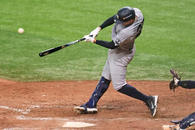 October 5, 2026, St. Petersburg, Florida, USA: New York Yankees designated hitter Ben Rice (22) hits his second home run to right field during game two of the ALDS for the 2026 MLB, Baseball Herren, USA Playoffs against the Tampa Bay Rays on October 5, 2026 at Tropicana Field. The Rays beat the Yankees 5-2. St. Petersburg USA - ZUMAh180 20261005_zsp_h180_056 Copyright: xKimxHukarix