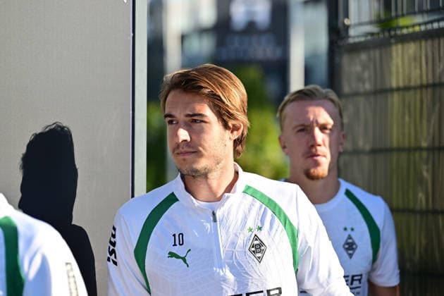 06.10.2026; Moenchengladbach; Fussball, Herren, Saison 2026 2027, Training Borussia Moenchengladbach Florian Neuhaus (Gladbach); Im Hintergrund rechts Isac Lidberg (Gladbach) DFL regulations prohibit any use of photographs as image sequences and or quasi-video. ista-Borussia-Park Nordrhein-Westfalen Deutschland