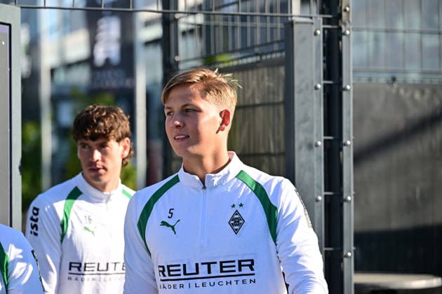 06.10.2026; Moenchengladbach; Fussball, Herren, Saison 2026 2027, Training Borussia Moenchengladbach Jan Leszczynski (Gladbach); im Hintergrund links Philipp Sander (Gladbach) DFL regulations prohibit any use of photographs as image sequences and or quasi-video. ista-Borussia-Park Nordrhein-Westfalen Deutschland