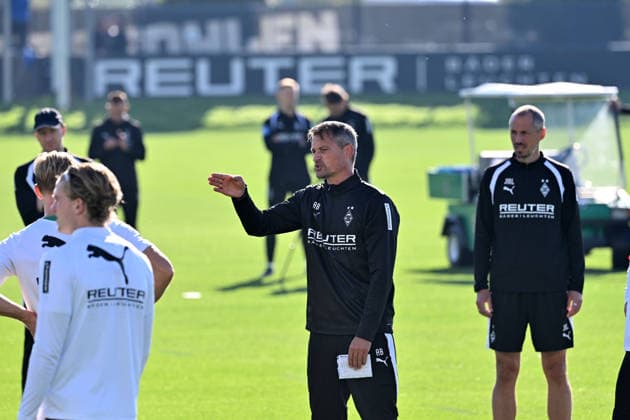 06.10.2026; Moenchengladbach; Fussball, Herren, Saison 2026 2027, Training Borussia Moenchengladbach Alexander Blessin (Trainer Gladbach) gibt Anweisungen DFL regulations prohibit any use of photographs as image sequences and or quasi-video. ista-Borussia-Park Nordrhein-Westfalen Deutschland