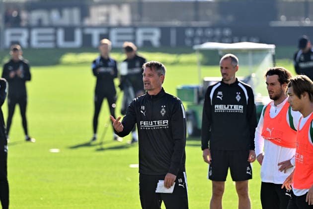 06.10.2026; Moenchengladbach; Fussball, Herren, Saison 2026 2027, Training Borussia Moenchengladbach Alexander Blessin (Trainer Gladbach) gibt Anweisungen; rechts Joe Scally (Gladbach, 2. v. re.), Daiki Hashioka (Gladbach, re.) DFL regulations prohibit any use of photographs as image sequences and or quasi-video. ista-Borussia-Park Nordrhein-Westfalen Deutschland