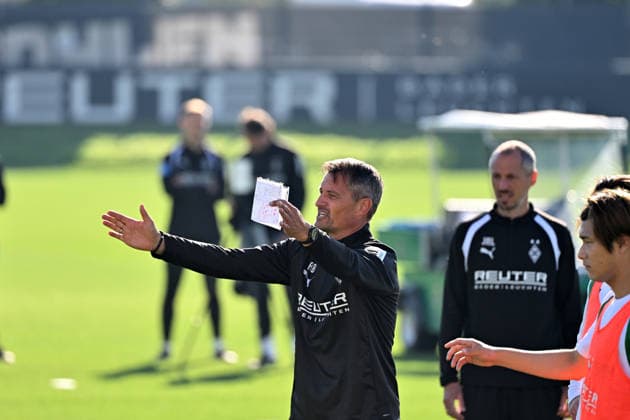 06.10.2026; Moenchengladbach; Fussball, Herren, Saison 2026 2027, Training Borussia Moenchengladbach Alexander Blessin (Trainer Gladbach) gibt Anweisungen DFL regulations prohibit any use of photographs as image sequences and or quasi-video. ista-Borussia-Park Nordrhein-Westfalen Deutschland