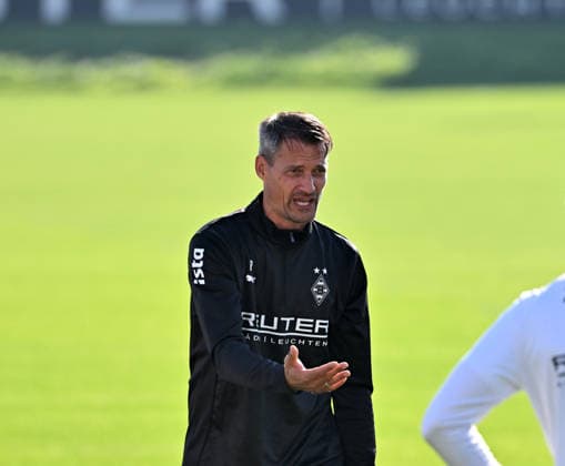 06.10.2026; Moenchengladbach; Fussball, Herren, Saison 2026 2027, Training Borussia Moenchengladbach Alexander Blessin (Trainer Gladbach) gibt Anweisungen DFL regulations prohibit any use of photographs as image sequences and or quasi-video. ista-Borussia-Park Nordrhein-Westfalen Deutschland