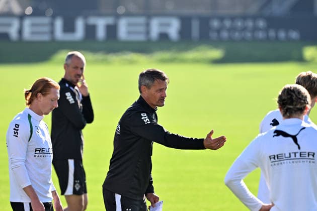 06.10.2026; Moenchengladbach; Fussball, Herren, Saison 2026 2027, Training Borussia Moenchengladbach Alexander Blessin (Trainer Gladbach) gibt Anweisungen; links Yukhym Konoplia (Gladbach) DFL regulations prohibit any use of photographs as image sequences and or quasi-video. ista-Borussia-Park Nordrhein-Westfalen Deutschland