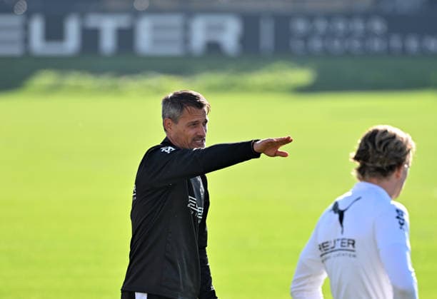 06.10.2026; Moenchengladbach; Fussball, Herren, Saison 2026 2027, Training Borussia Moenchengladbach Alexander Blessin (Trainer Gladbach) gibt Anweisungen DFL regulations prohibit any use of photographs as image sequences and or quasi-video. ista-Borussia-Park Nordrhein-Westfalen Deutschland