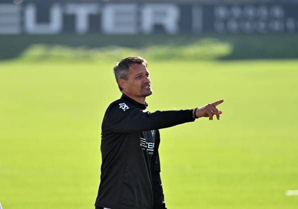 06.10.2026; Moenchengladbach; Fussball, Herren, Saison 2026 2027, Training Borussia Moenchengladbach Alexander Blessin (Trainer Gladbach) gibt Anweisungen DFL regulations prohibit any use of photographs as image sequences and or quasi-video. ista-Borussia-Park Nordrhein-Westfalen Deutschland