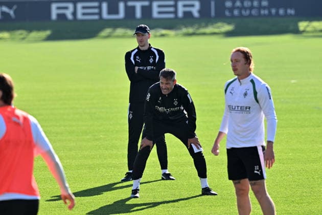 06.10.2026; Moenchengladbach; Fussball, Herren, Saison 2026 2027, Training Borussia Moenchengladbach Alexander Blessin (Trainer Gladbach, vorne Mitte) Schautb ganz genau hin; dahinter Niklas Lanwehr (Co-Trainer; Spielanalyse; Gladbach) DFL regulations prohibit any use of photographs as image sequences and or quasi-video. ista-Borussia-Park Nordrhein-Westfalen Deutschland