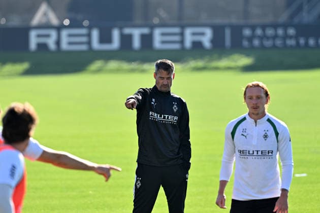 06.10.2026; Moenchengladbach; Fussball, Herren, Saison 2026 2027, Training Borussia Moenchengladbach Alexander Blessin (Trainer Gladbach) gibt Anweisungen vorne rechts Yukhym Konoplia (Gladbach) DFL regulations prohibit any use of photographs as image sequences and or quasi-video. ista-Borussia-Park Nordrhein-Westfalen Deutschland
