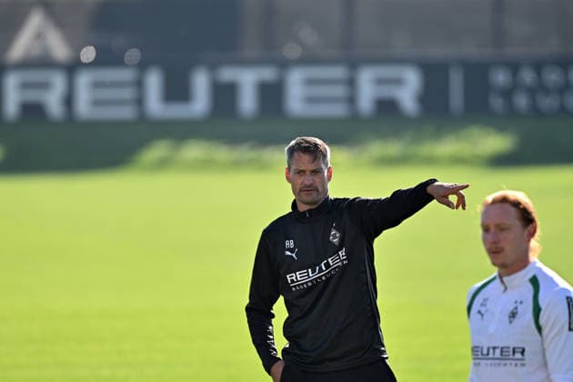 06.10.2026; Moenchengladbach; Fussball, Herren, Saison 2026 2027, Training Borussia Moenchengladbach Alexander Blessin (Trainer Gladbach) gibt Anweisungen DFL regulations prohibit any use of photographs as image sequences and or quasi-video. ista-Borussia-Park Nordrhein-Westfalen Deutschland