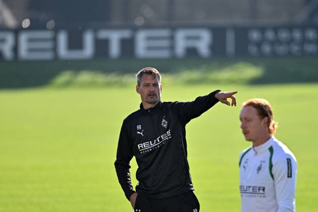 06.10.2026; Moenchengladbach; Fussball, Herren, Saison 2026 2027, Training Borussia Moenchengladbach Alexander Blessin (Trainer Gladbach) gibt Anweisungen DFL regulations prohibit any use of photographs as image sequences and or quasi-video. ista-Borussia-Park Nordrhein-Westfalen Deutschland