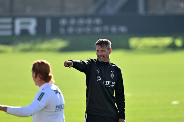 06.10.2026; Moenchengladbach; Fussball, Herren, Saison 2026 2027, Training Borussia Moenchengladbach Alexander Blessin (Trainer Gladbach) gibt Anweisungen DFL regulations prohibit any use of photographs as image sequences and or quasi-video. ista-Borussia-Park Nordrhein-Westfalen Deutschland