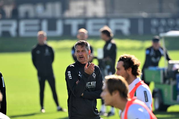 06.10.2026; Moenchengladbach; Fussball, Herren, Saison 2026 2027, Training Borussia Moenchengladbach Alexander Blessin (Trainer Gladbach) gibt Anweisungen DFL regulations prohibit any use of photographs as image sequences and or quasi-video. ista-Borussia-Park Nordrhein-Westfalen Deutschland