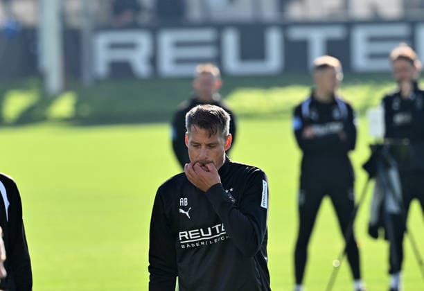 06.10.2026; Moenchengladbach; Fussball, Herren, Saison 2026 2027, Training Borussia Moenchengladbach Alexander Blessin (Trainer Gladbach) pfeift auf zwei Fingern DFL regulations prohibit any use of photographs as image sequences and or quasi-video. ista-Borussia-Park Nordrhein-Westfalen Deutschland