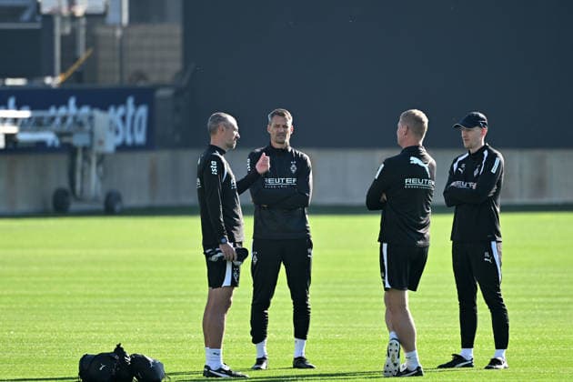 06.10.2026; Moenchengladbach; Fussball, Herren, Saison 2026 2027, Training Borussia Moenchengladbach Im Gespraech v. li. Jan-Moritz Lichte (Co-Trainer Gladbach), Alexander Blessin (Trainer Gladbach), Markus Gellhaus (Co-Trainer Gladbach); Niklas Lanwehr (Co-Trainer, Spielanalyse, Gladbach) DFL regulations prohibit any use of photographs as image sequences and or quasi-video. ista-Borussia-Park Nordrhein-Westfalen Deutschland