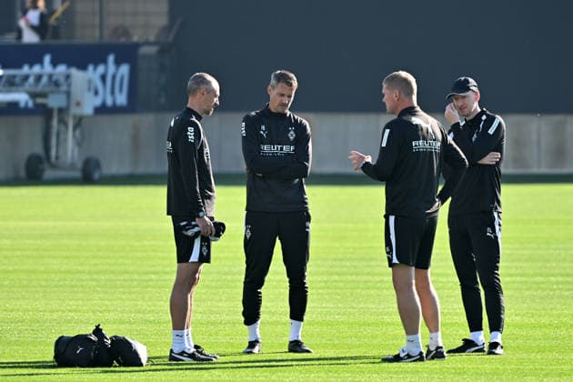 06.10.2026; Moenchengladbach; Fussball, Herren, Saison 2026 2027, Training Borussia Moenchengladbach Im Gespraech v. li. Jan-Moritz Lichte (Co-Trainer Gladbach), Alexander Blessin (Trainer Gladbach), Markus Gellhaus (Co-Trainer Gladbach); Niklas Lanwehr (Co-Trainer, Spielanalyse, Gladbach) DFL regulations prohibit any use of photographs as image sequences and or quasi-video. ista-Borussia-Park Nordrhein-Westfalen Deutschland