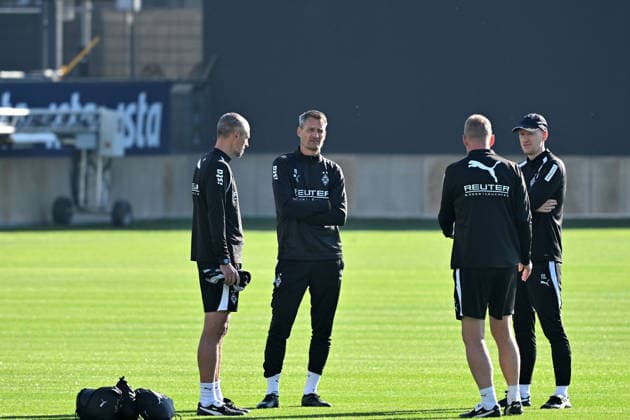 06.10.2026; Moenchengladbach; Fussball, Herren, Saison 2026 2027, Training Borussia Moenchengladbach Im Gespraech v. li. Jan-Moritz Lichte (Co-Trainer Gladbach), Alexander Blessin (Trainer Gladbach), Markus Gellhaus (Co-Trainer Gladbach); Niklas Lanwehr (Co-Trainer, Spielanalyse, Gladbach) DFL regulations prohibit any use of photographs as image sequences and or quasi-video. ista-Borussia-Park Nordrhein-Westfalen Deutschland