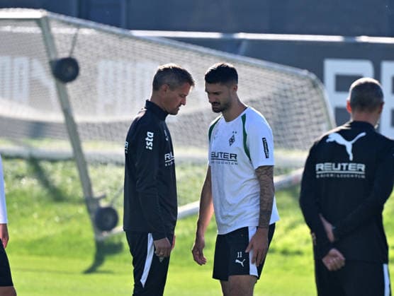 06.10.2026; Moenchengladbach; Fussball, Herren, Saison 2026 2027, Training Borussia Moenchengladbach Im Gespraech v. li. Alexander Blessin (Trainer Gladbach), Tim Kleindienst (Gladbach) DFL regulations prohibit any use of photographs as image sequences and or quasi-video. ista-Borussia-Park Nordrhein-Westfalen Deutschland