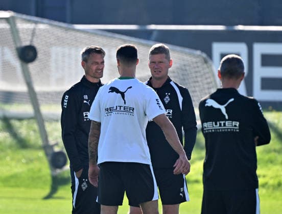 06.10.2026; Moenchengladbach; Fussball, Herren, Saison 2026 2027, Training Borussia Moenchengladbach Im Gespraech v. li. Alexander Blessin (Trainer Gladbach), Tim Kleindienst (Gladbach), Markus Gellhaus (Co-Trainer Gladbach) DFL regulations prohibit any use of photographs as image sequences and or quasi-video. ista-Borussia-Park Nordrhein-Westfalen Deutschland