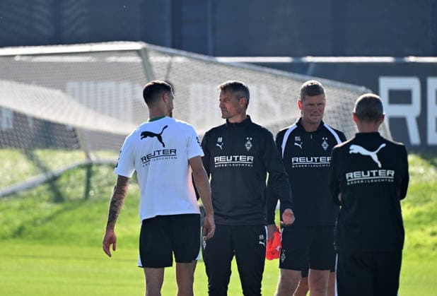 06.10.2026; Moenchengladbach; Fussball, Herren, Saison 2026 2027, Training Borussia Moenchengladbach Im Gespraech v. li. Tim Kleindienst (Gladbach), Alexander Blessin (Trainer Gladbach) DFL regulations prohibit any use of photographs as image sequences and or quasi-video. ista-Borussia-Park Nordrhein-Westfalen Deutschland