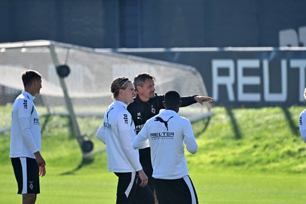 06.10.2026; Moenchengladbach; Fussball, Herren, Saison 2026 2027, Training Borussia Moenchengladbach Alexander Blessin (Trainer Gladbach, Mitte hinten) gibt Anweisungen; links David Herold (Gladbach), vorne rechts Iaia Manco Danfa (Gladbach) DFL regulations prohibit any use of photographs as image sequences and or quasi-video. ista-Borussia-Park Nordrhein-Westfalen Deutschland