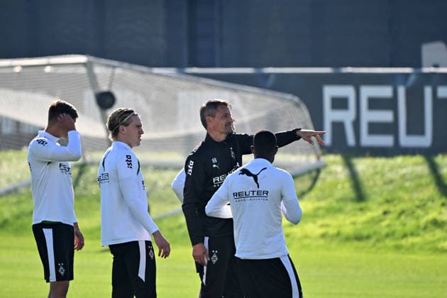 06.10.2026; Moenchengladbach; Fussball, Herren, Saison 2026 2027, Training Borussia Moenchengladbach Alexander Blessin (Trainer Gladbach, Mitte hinten) gibt Anweisungen; links David Herold (Gladbach), vorne rechts Iaia Manco Danfa (Gladbach) DFL regulations prohibit any use of photographs as image sequences and or quasi-video. ista-Borussia-Park Nordrhein-Westfalen Deutschland