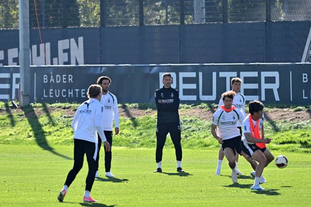 06.10.2026; Moenchengladbach; Fussball, Herren, Saison 2026 2027, Training Borussia Moenchengladbach Alexander Blessin (Trainer Gladbach) schaut seinen Spielern beim einer Übung zu DFL regulations prohibit any use of photographs as image sequences and or quasi-video. ista-Borussia-Park Nordrhein-Westfalen Deutschland