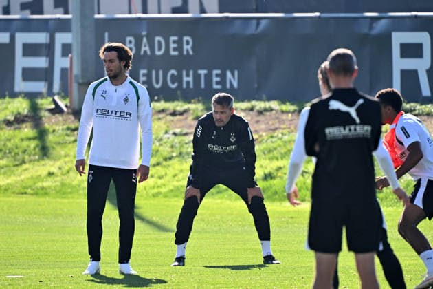 06.10.2026; Moenchengladbach; Fussball, Herren, Saison 2026 2027, Training Borussia Moenchengladbach Alexander Blessin (Trainer Gladbach, Mitte hinten) schaut ganz genau hin DFL regulations prohibit any use of photographs as image sequences and or quasi-video. ista-Borussia-Park Nordrhein-Westfalen Deutschland