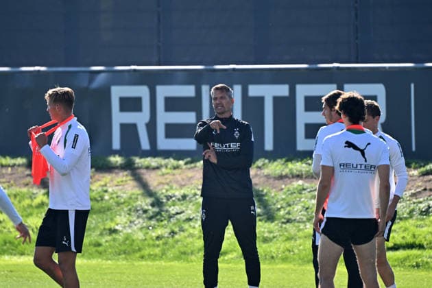 06.10.2026; Moenchengladbach; Fussball, Herren, Saison 2026 2027, Training Borussia Moenchengladbach Alexander Blessin (Trainer Gladbach) gibt Anweisungen DFL regulations prohibit any use of photographs as image sequences and or quasi-video. ista-Borussia-Park Nordrhein-Westfalen Deutschland